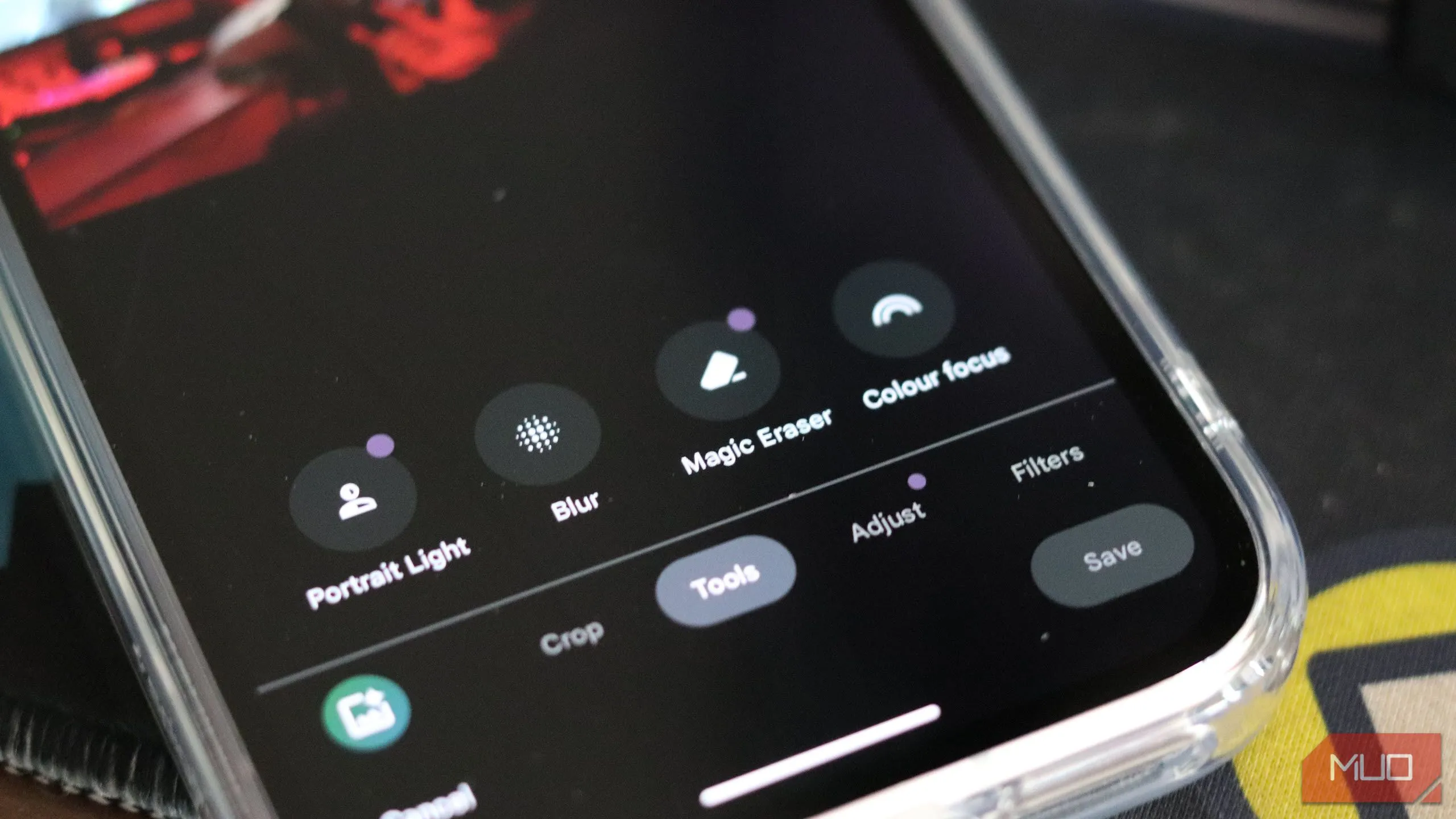 Tính năng Magic Eraser của Google Photos đang hoạt động trên Pixel 9a, hiển thị khả năng xóa bỏ vật thể không mong muốn khỏi ảnh.