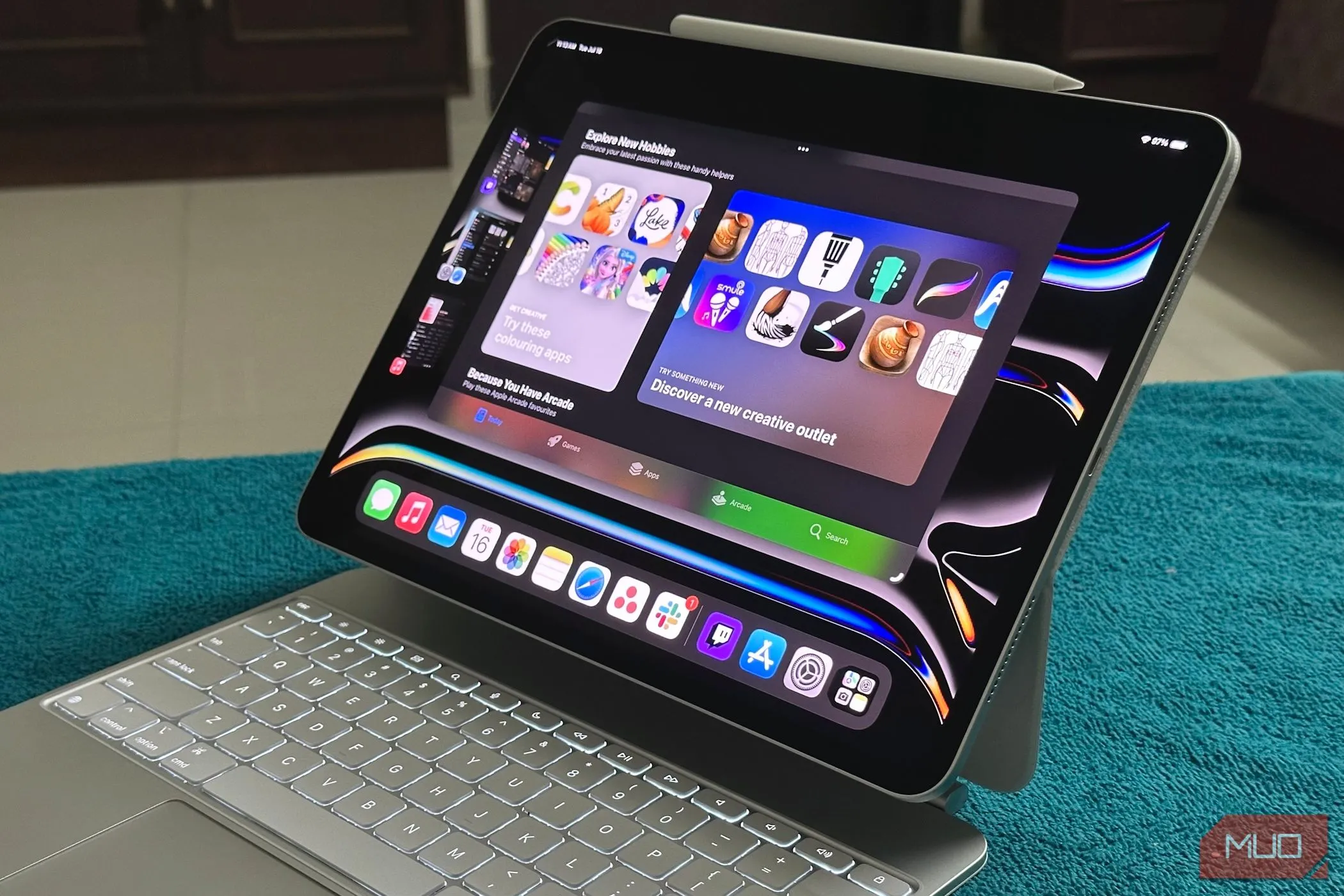 Tính năng Stage Manager đang hoạt động trên iPad Pro kết nối với bàn phím Magic Keyboard, minh họa khả năng làm việc như máy tính.