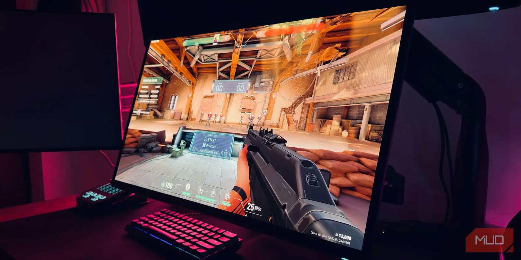 Trải nghiệm chơi game Valorant mượt mà trên màn hình OLED có thời gian phản hồi thấp.