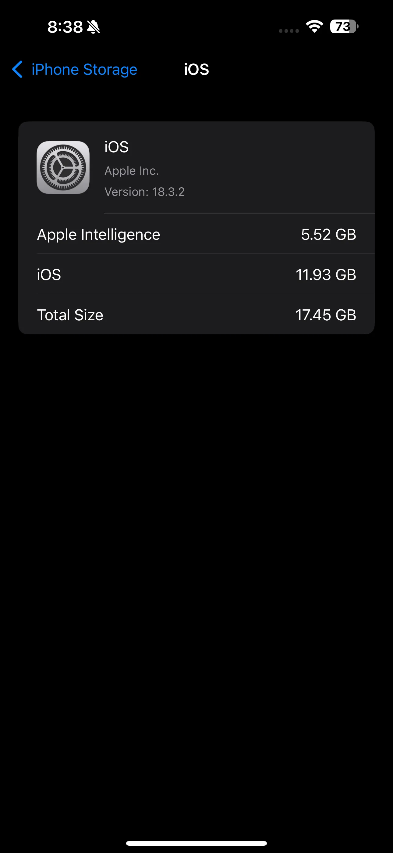 Trang Dung lượng iPhone trong Cài đặt, hiển thị các thành phần chiếm dụng bộ nhớ như iOS và Apple Intelligence.