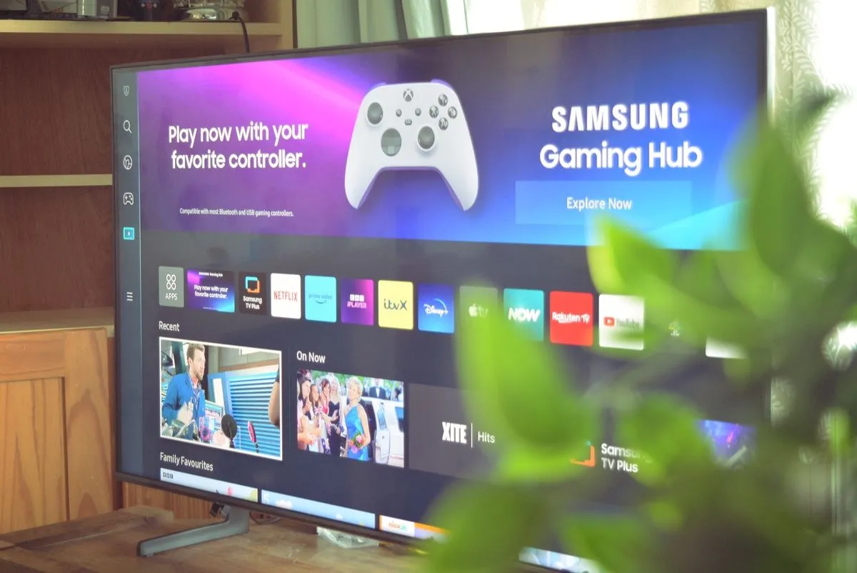 Trung tâm chơi game của TV SAMSUNG QE43Q60B hiển thị nhiều trò chơi