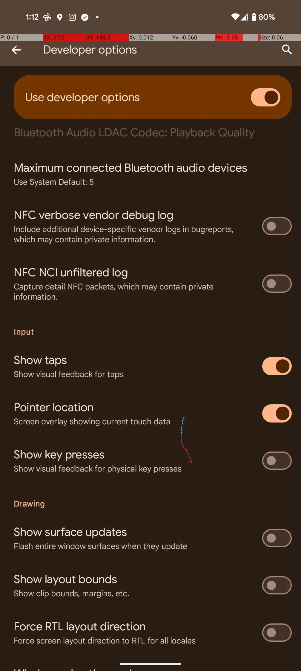 Tùy chọn Hiển thị thao tác chạm (Show taps) và Vị trí con trỏ (Pointer location) được bật trong cài đặt nhà phát triển Android.