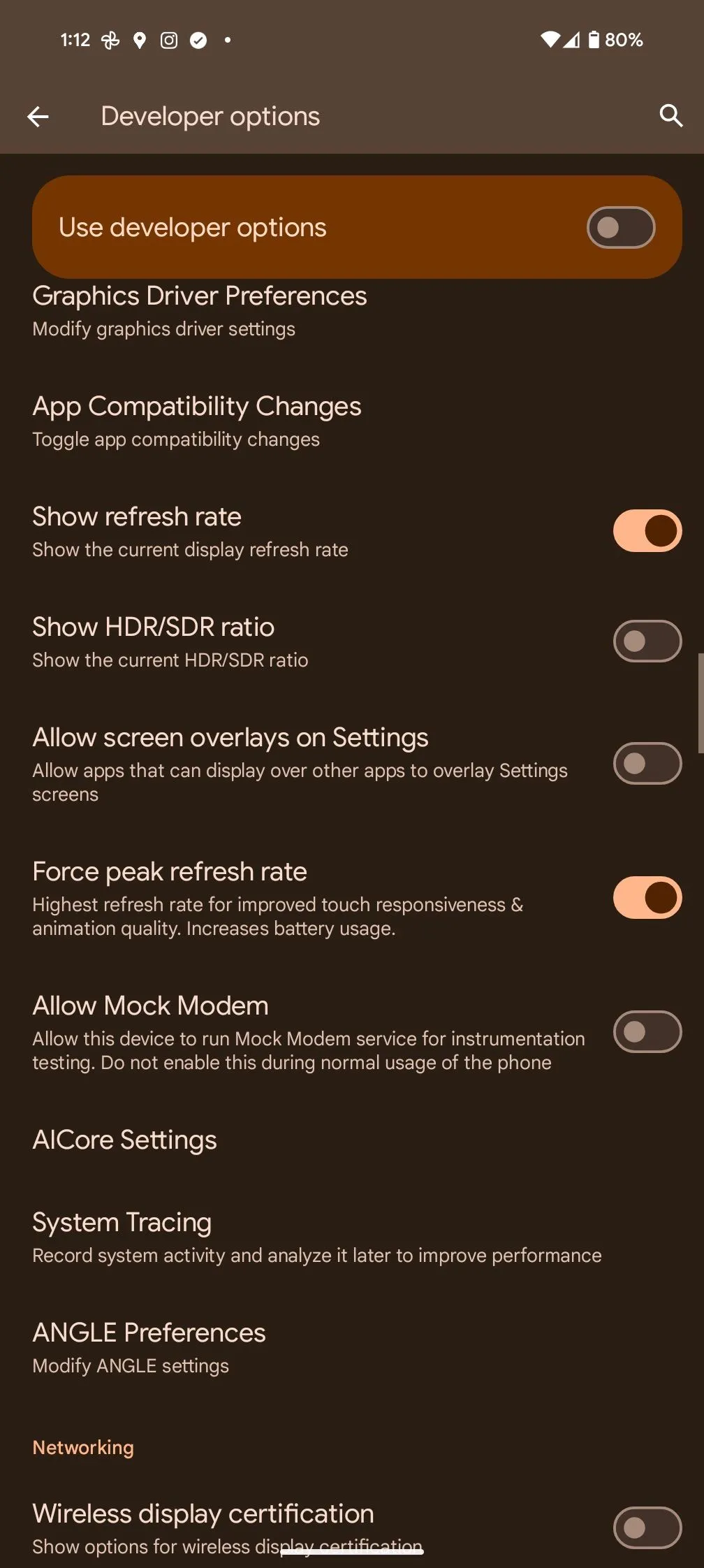 Tùy chọn Hiển thị tốc độ làm mới (Show Refresh Rate) và Buộc tốc độ làm mới đỉnh (Force Peak Refresh Rate) trong cài đặt nhà phát triển Android.