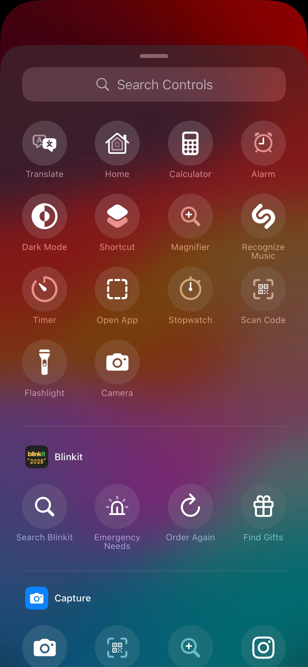 Tùy chọn thay đổi phím tắt trên màn hình khóa iPhone với iOS 18, cho phép tùy chỉnh biểu tượng ứng dụng.