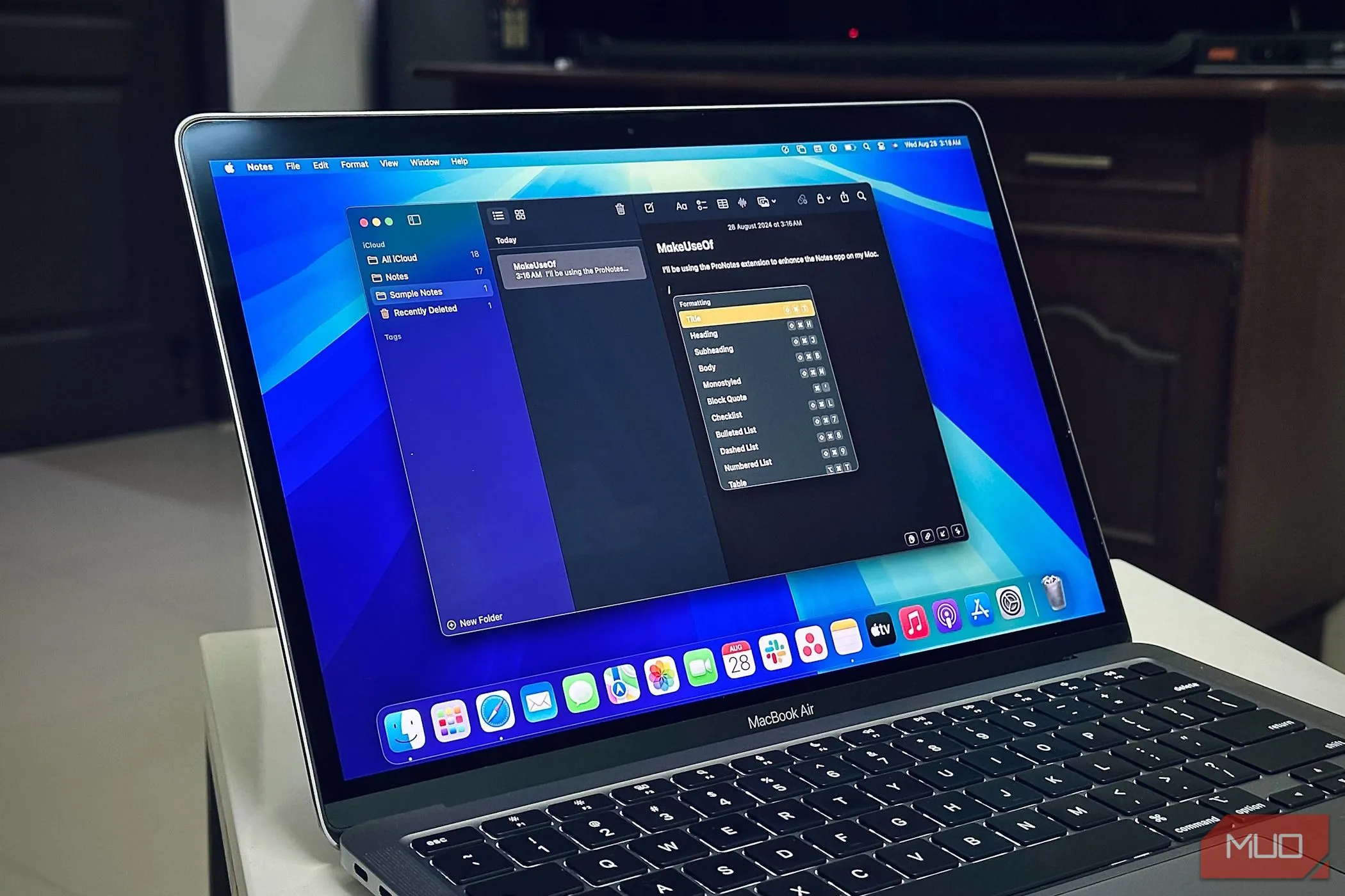 Ứng dụng Apple Notes chạy trên MacBook Air