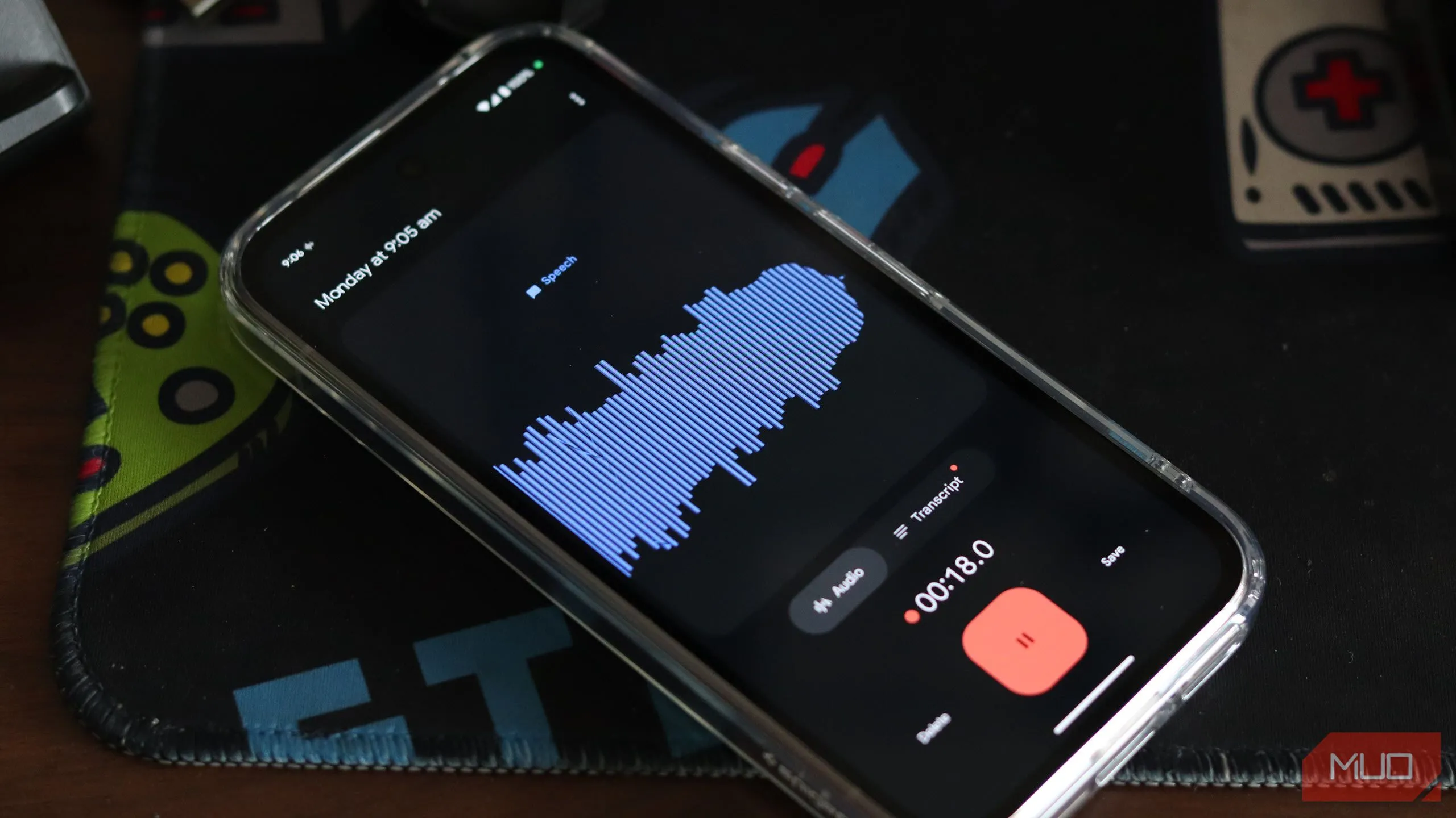 Ứng dụng Google Recorder trên Pixel 9a hiển thị bản ghi âm kèm phiên âm thời gian thực, nhấn mạnh khả năng tìm kiếm thông minh.