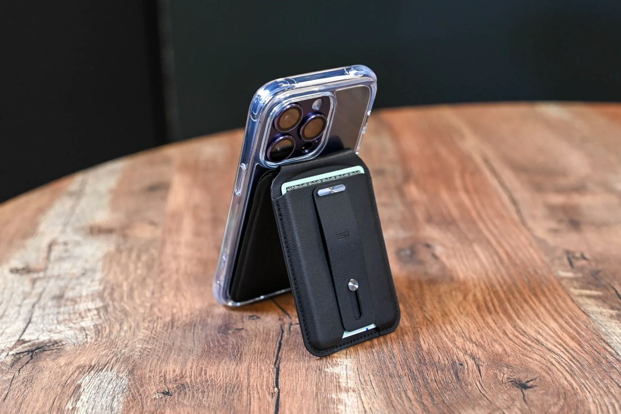 Ví da MagSafe ESR HaloLock Geo gắn vào iPhone