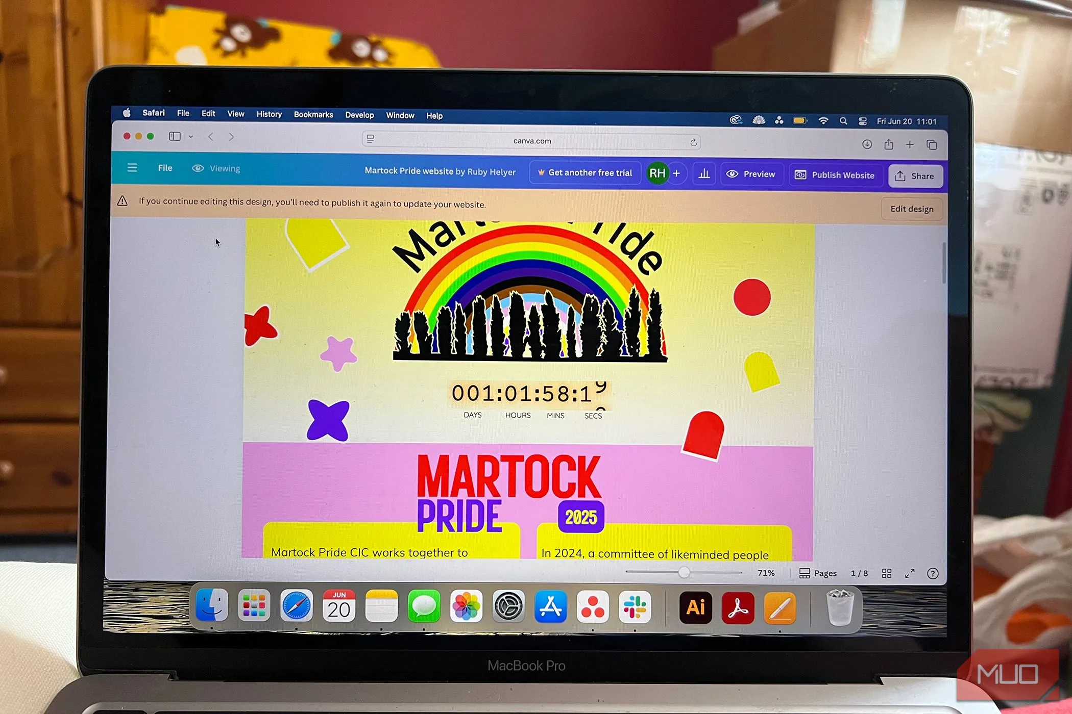 Website Martock Pride trên Canva tích hợp ứng dụng đồng hồ đếm ngược, thể hiện khả năng mở rộng chức năng.