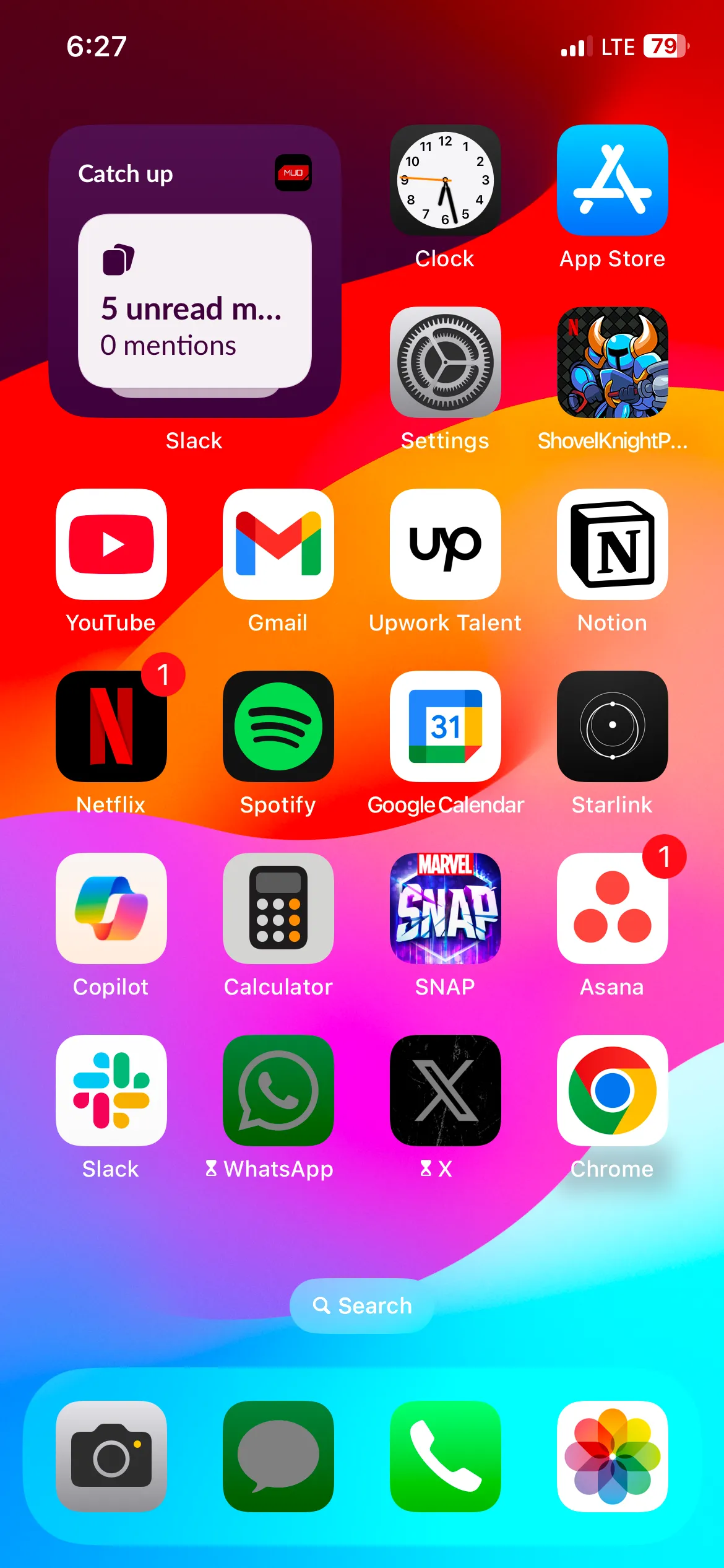 Widget Slack hiển thị số lượng tin nhắn chưa đọc và lượt nhắc đến (@mentions) từ các không gian làm việc trên màn hình chính iPhone.