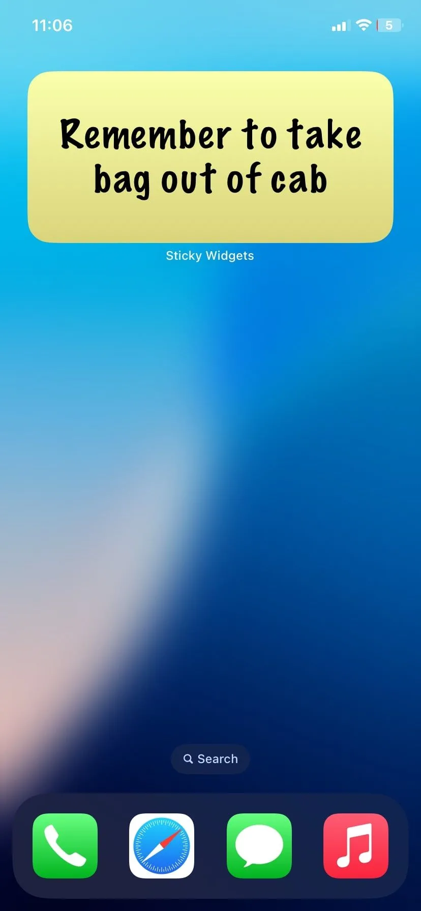 Widget Sticky Widgets hiển thị trên màn hình chính của iPhone